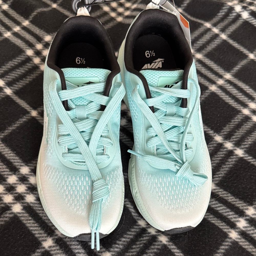 Avia jumbo light running shoes. Size 6.5. NWT